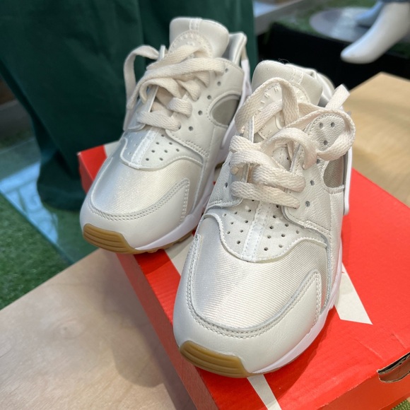 Women phantom white fossil, Nike air Huarache  size 6 - Picture 1 of 7